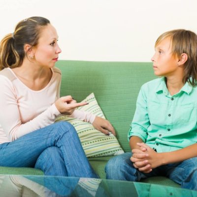 Madre habla con adolescente